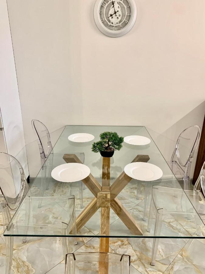 לבוב 4-Room Jacuzzi Apartment מראה חיצוני תמונה