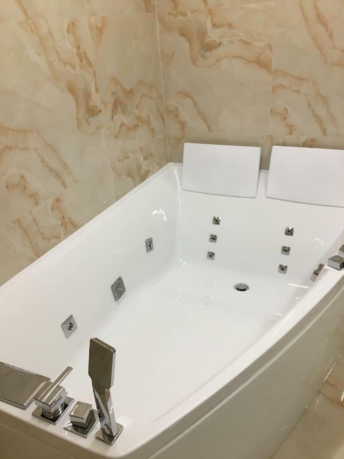 לבוב 4-Room Jacuzzi Apartment מראה חיצוני תמונה